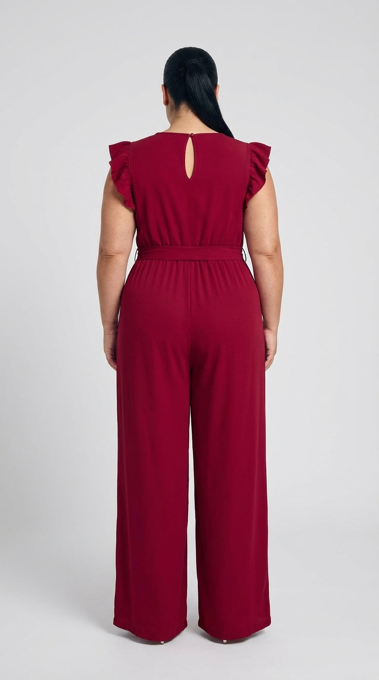 Macacão plus size vermelho com caimento solto, cinto incluso e detalhes plissados
