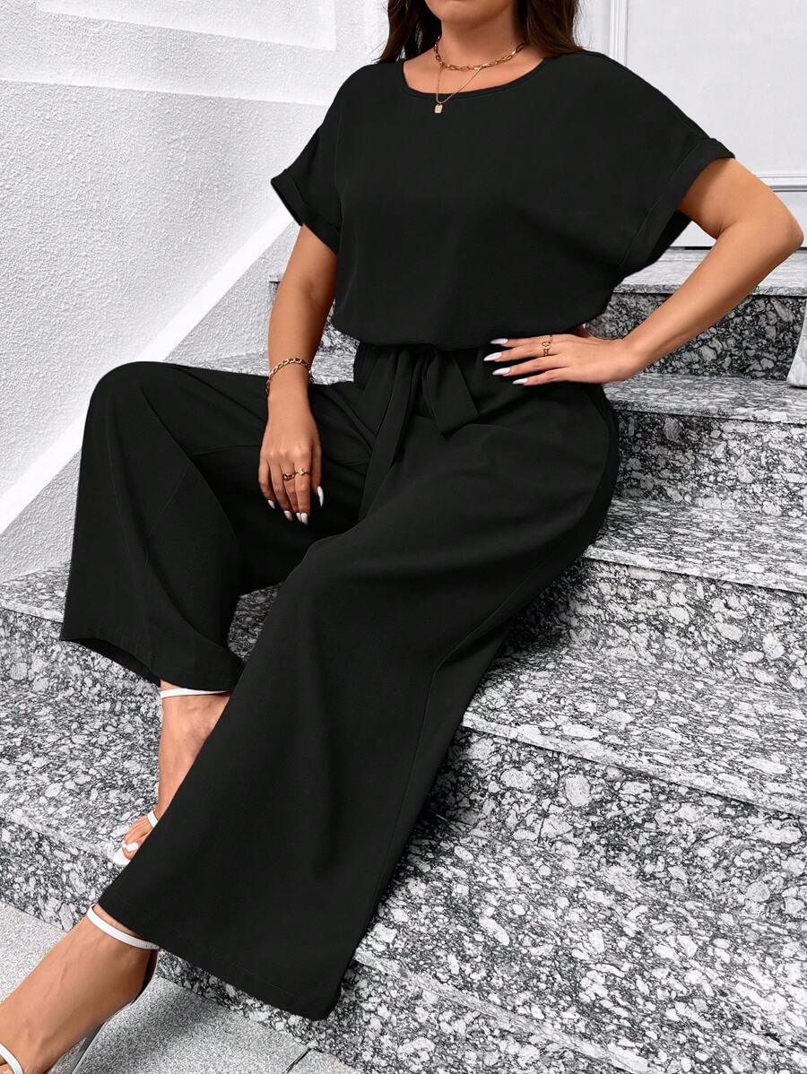 Macacão plus size preto com perna larga e cintura ajustável. Design moderno e caimento solto para realçar suas curvas com praticidade.