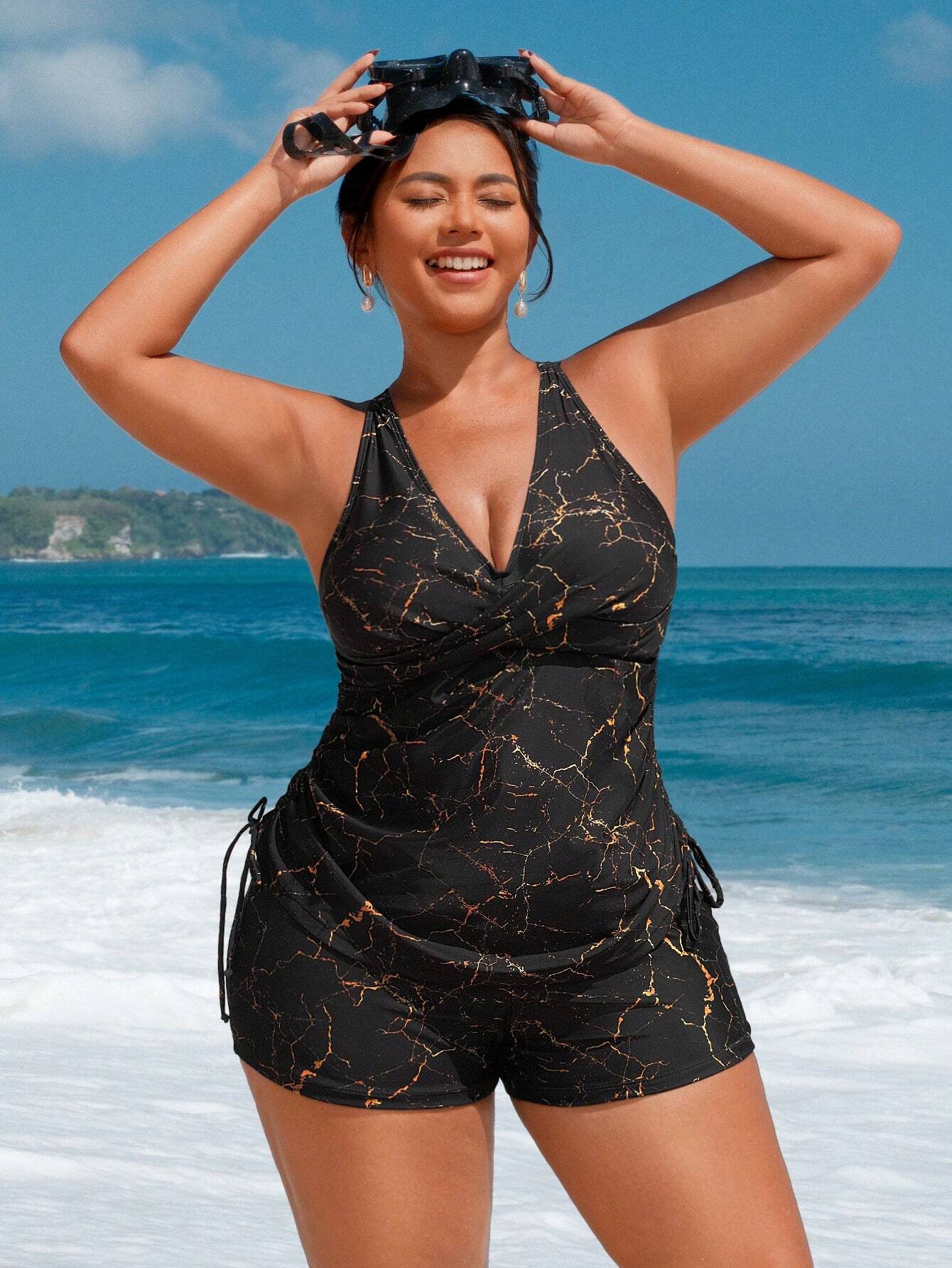 Maiô plus size preto com estampa vibrante, costas nuas, alta elasticidade e ajuste lateral. Realce suas curvas com conforto, estilo e elegância. Garanta Frete Grátis.