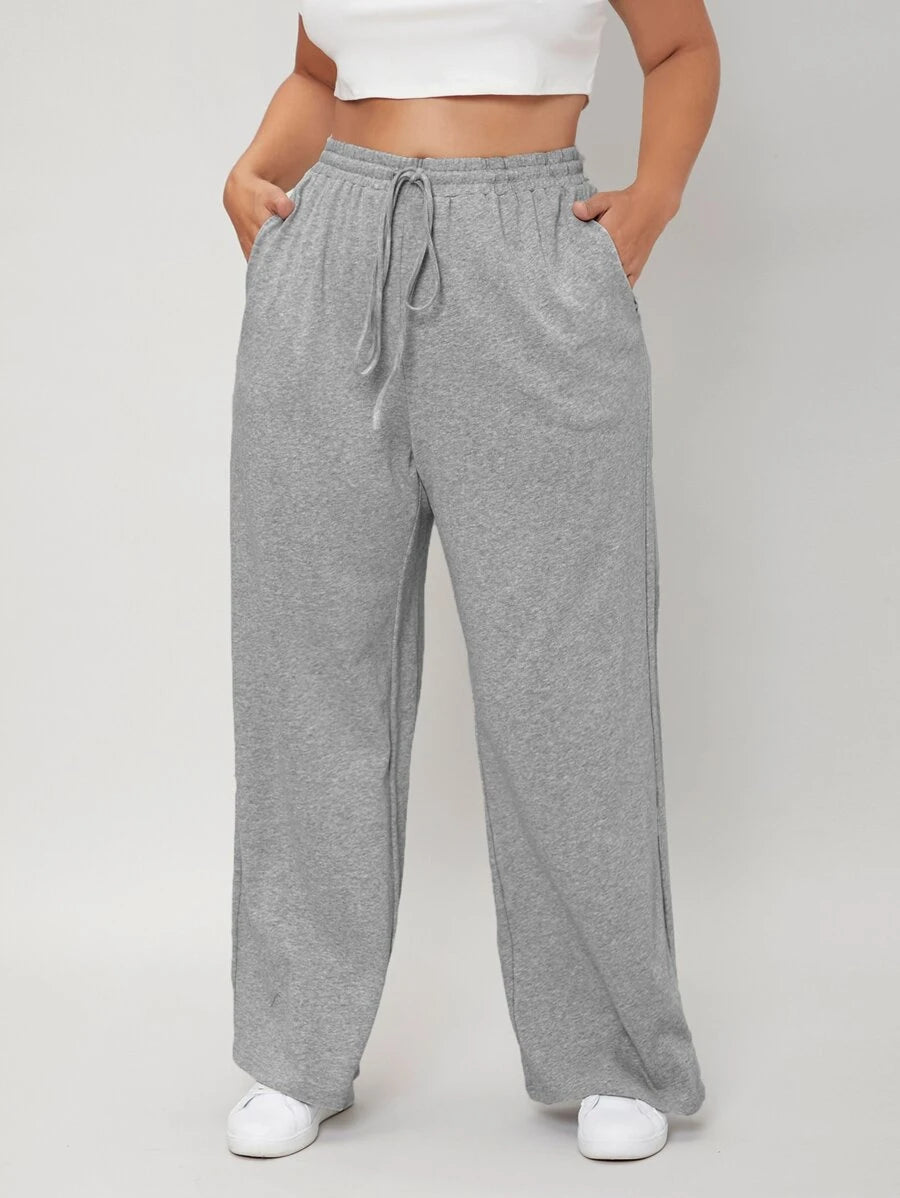 Estilo básico e elegante com a calça moletom plus size cinza claro. Macia, durável e perfeita para combinar com qualquer look.