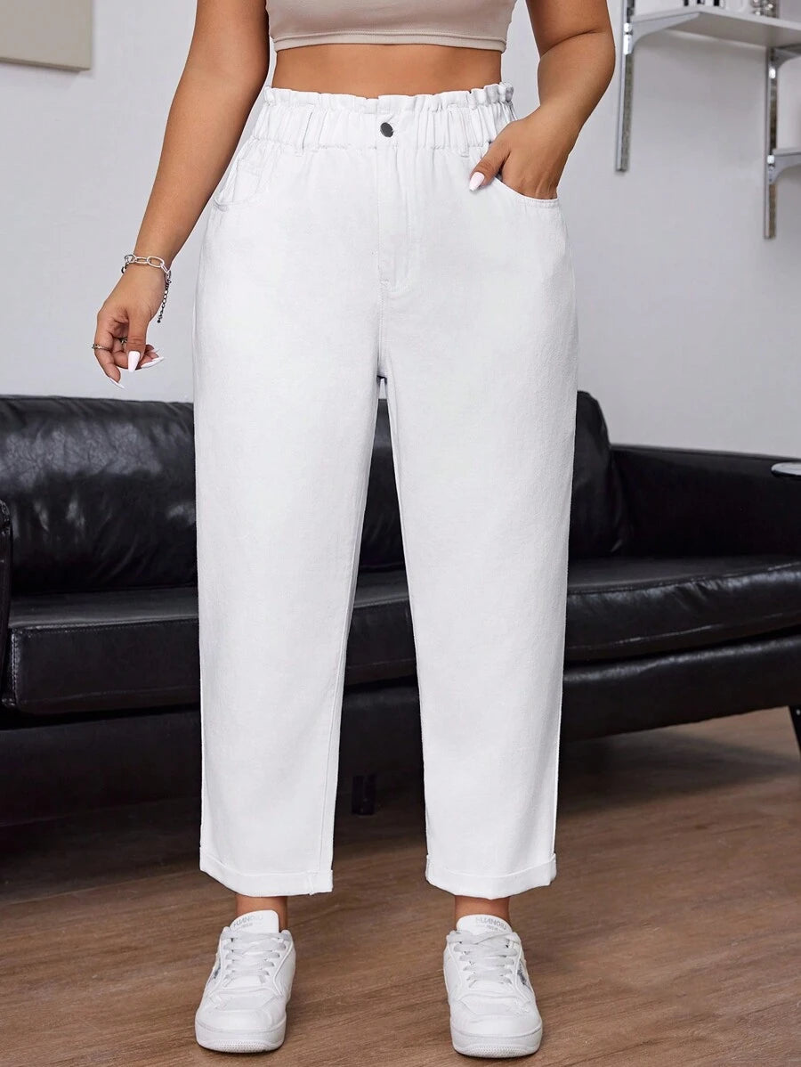 Alongue a silhueta com jeans plus size cintura alta, tecido 100% algodão e elástico para conforto diário.