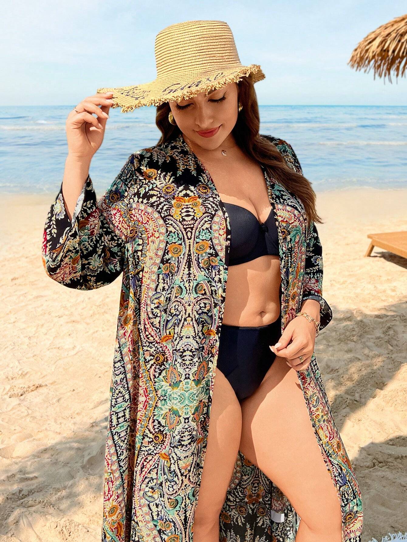 Saída de praia longa esconde barriga com estampa tribal, caimento solto, tecido leve e com mangas. Conforto e estilo para dias de praia ou piscina.