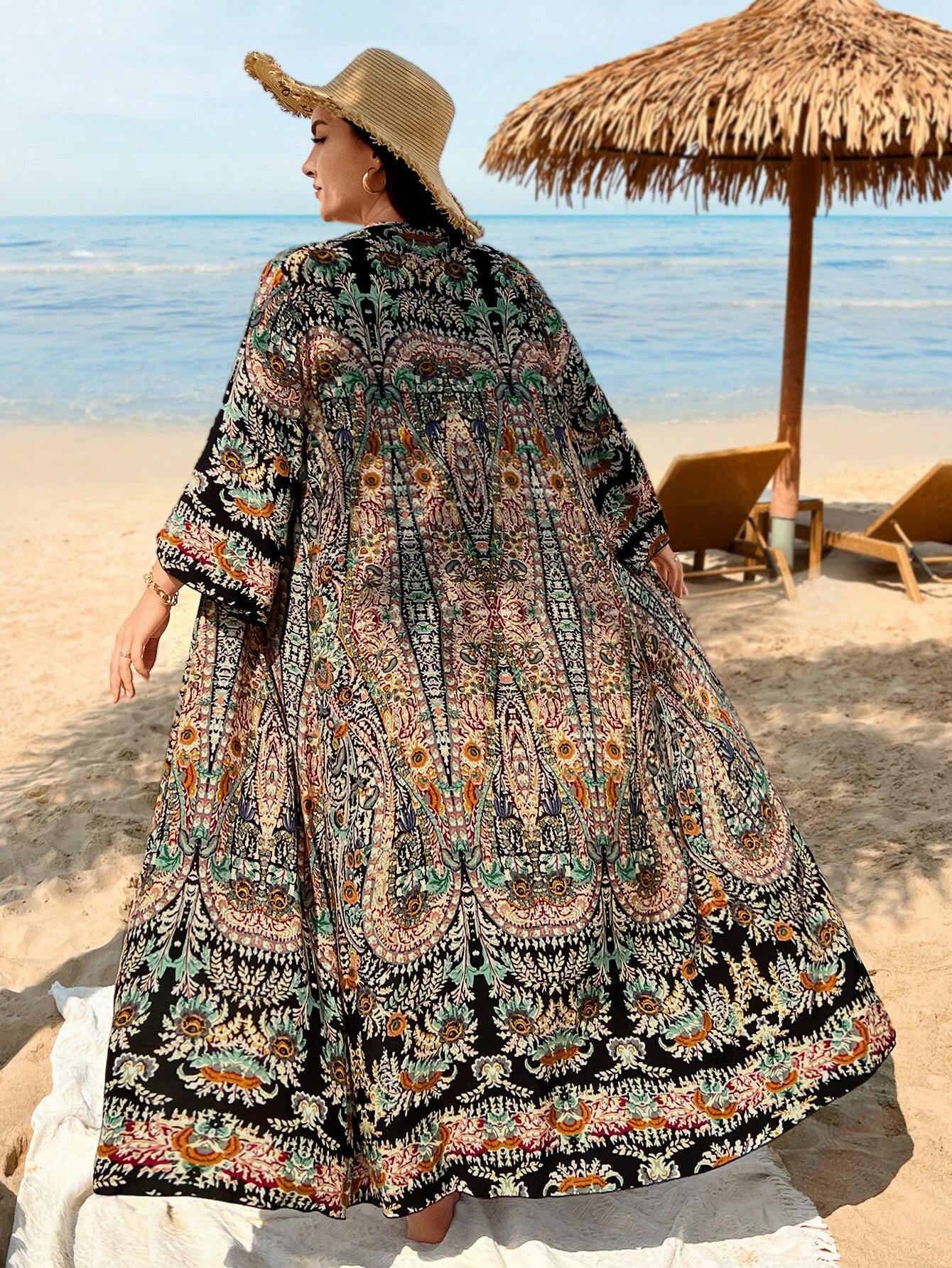 Saída de praia longa feminina com estampa tribal, caimento solto, tecido leve e com mangas. Conforto e estilo para dias de praia ou piscina.