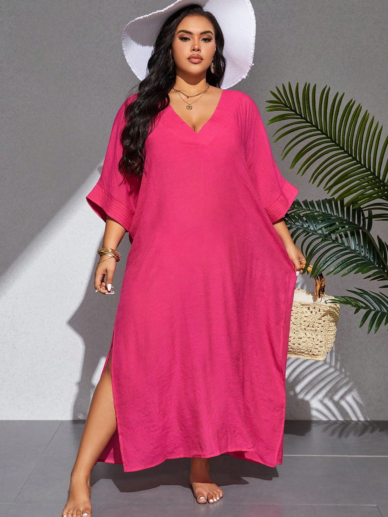 Saída de Praia Plus Size longa, na cor rosa, com decote V, mangas 3/4 e tecido leve. Sofisticação, conforto e frescor para dias ensolarados. Aproveite Frete grátis!