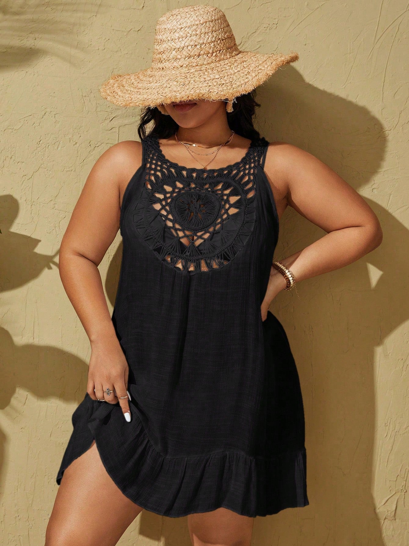 Saída de Praia de Crochê preta em algodão 100%, leve e sofisticada. Decote U, modelagem fluida e com babados para um visual elegante.