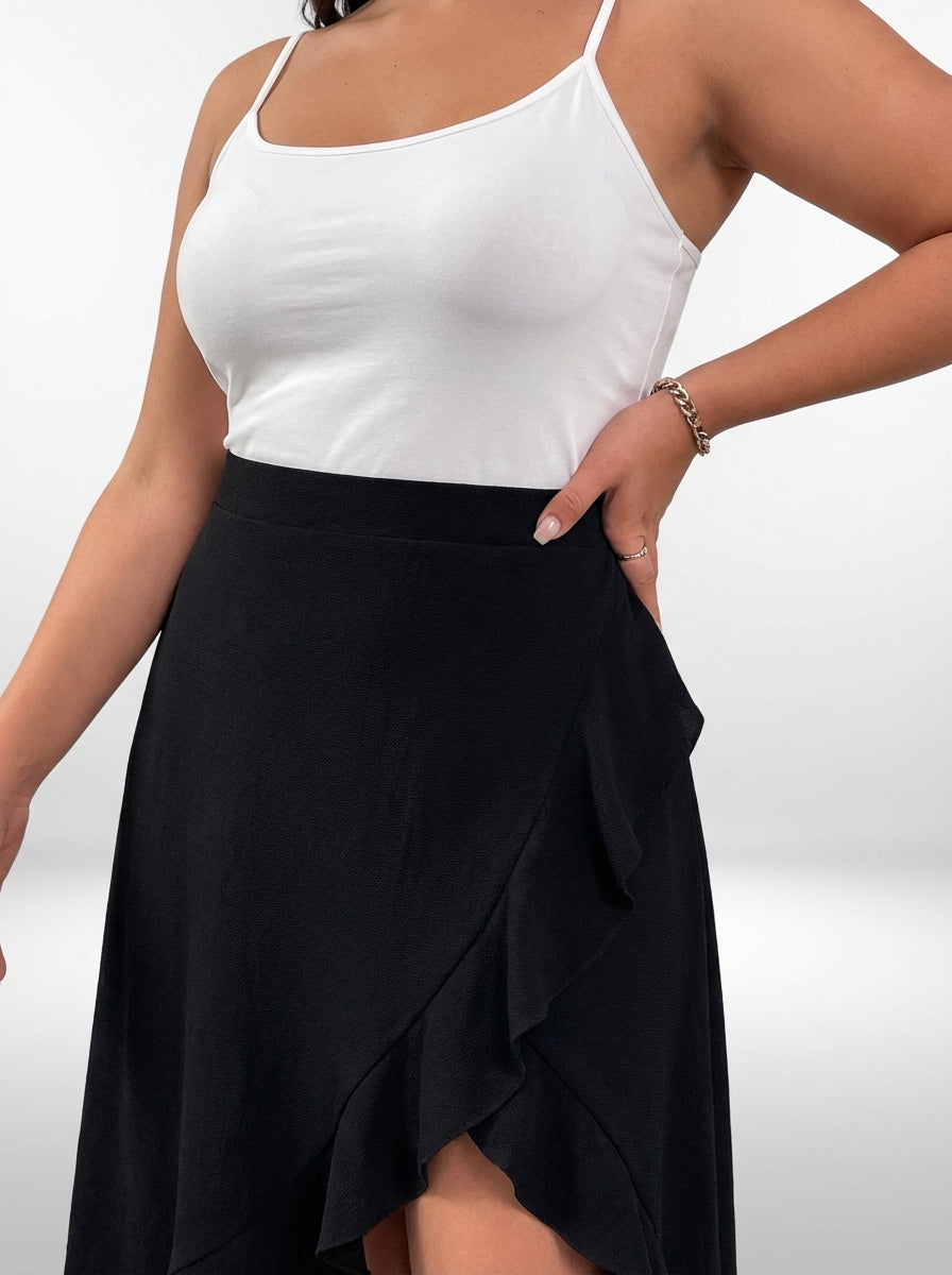 Saia Alice plus size preta com cintura alta, bainha com babados delicados e caimento ajustado