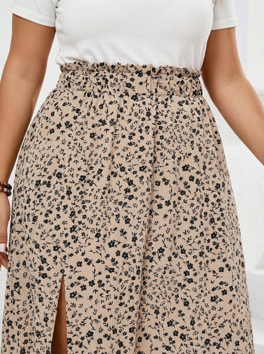 Saia plus size com cintura franzida, estampa de plantas e ajuste regular
