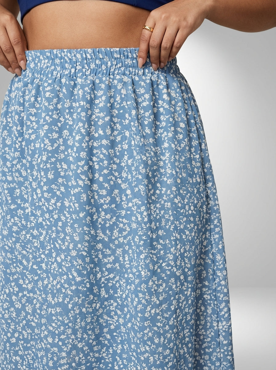 Saia plus size azul com caimento leve, estilo boho e abertura lateral elegante