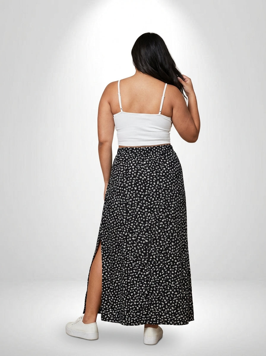 Saia plus size preta estilo boho com abertura lateral, cintura natural e caimento regular