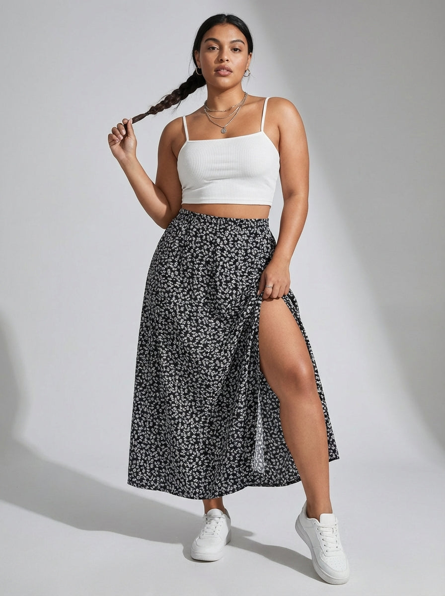 Saia Outono plus size preta com estampa floral, comprimento maxi e fenda lateral
