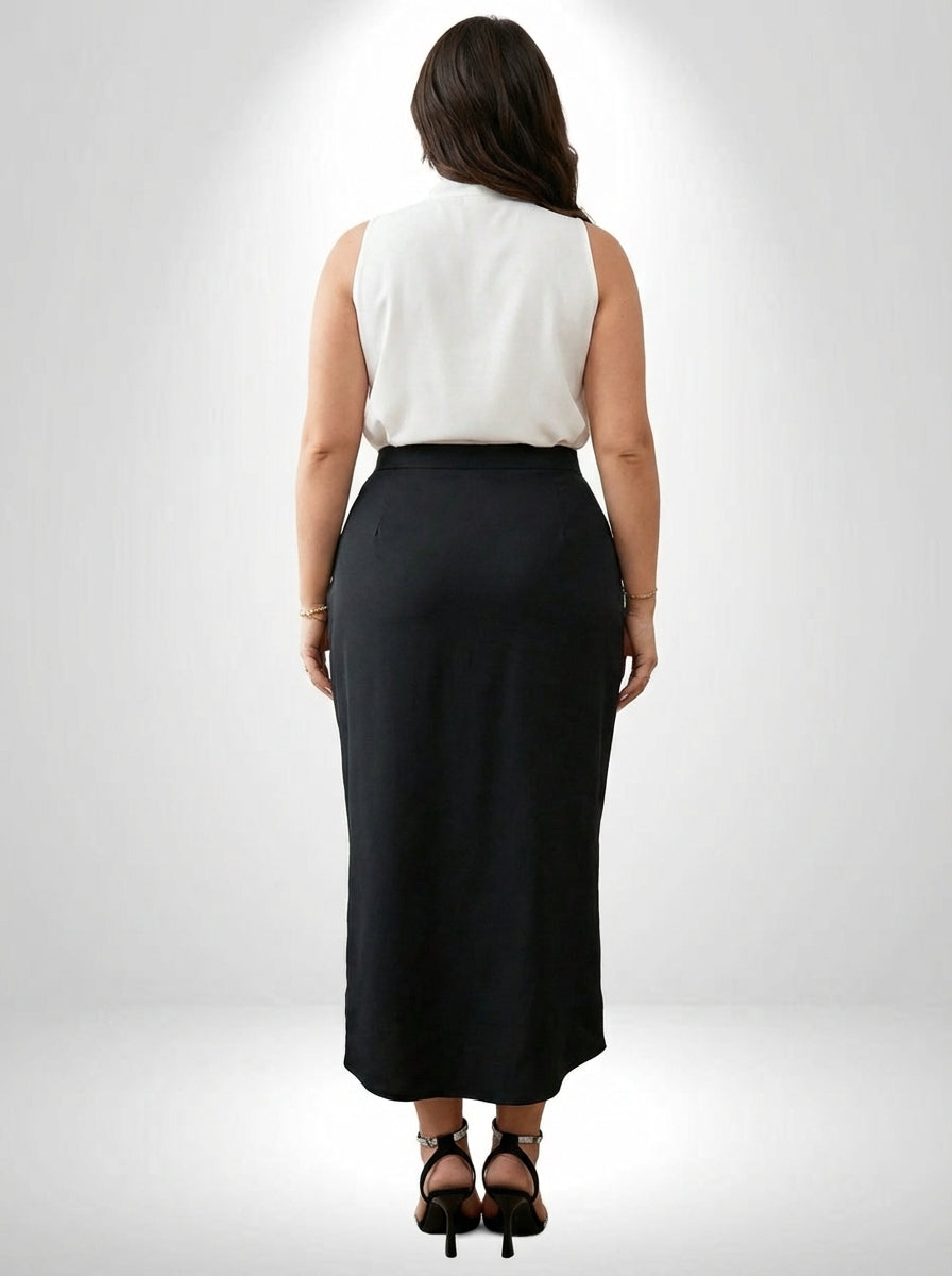 Saia plus size preta com caimento regular, visual sofisticado e detalhe cruzado elegante