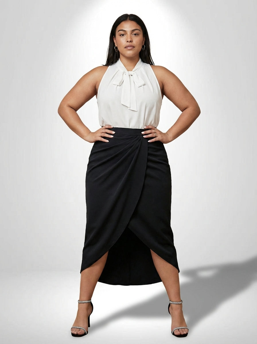 Saia plus size Lyon preta com cintura alta, detalhe cruzado enrugado e comprimento médio