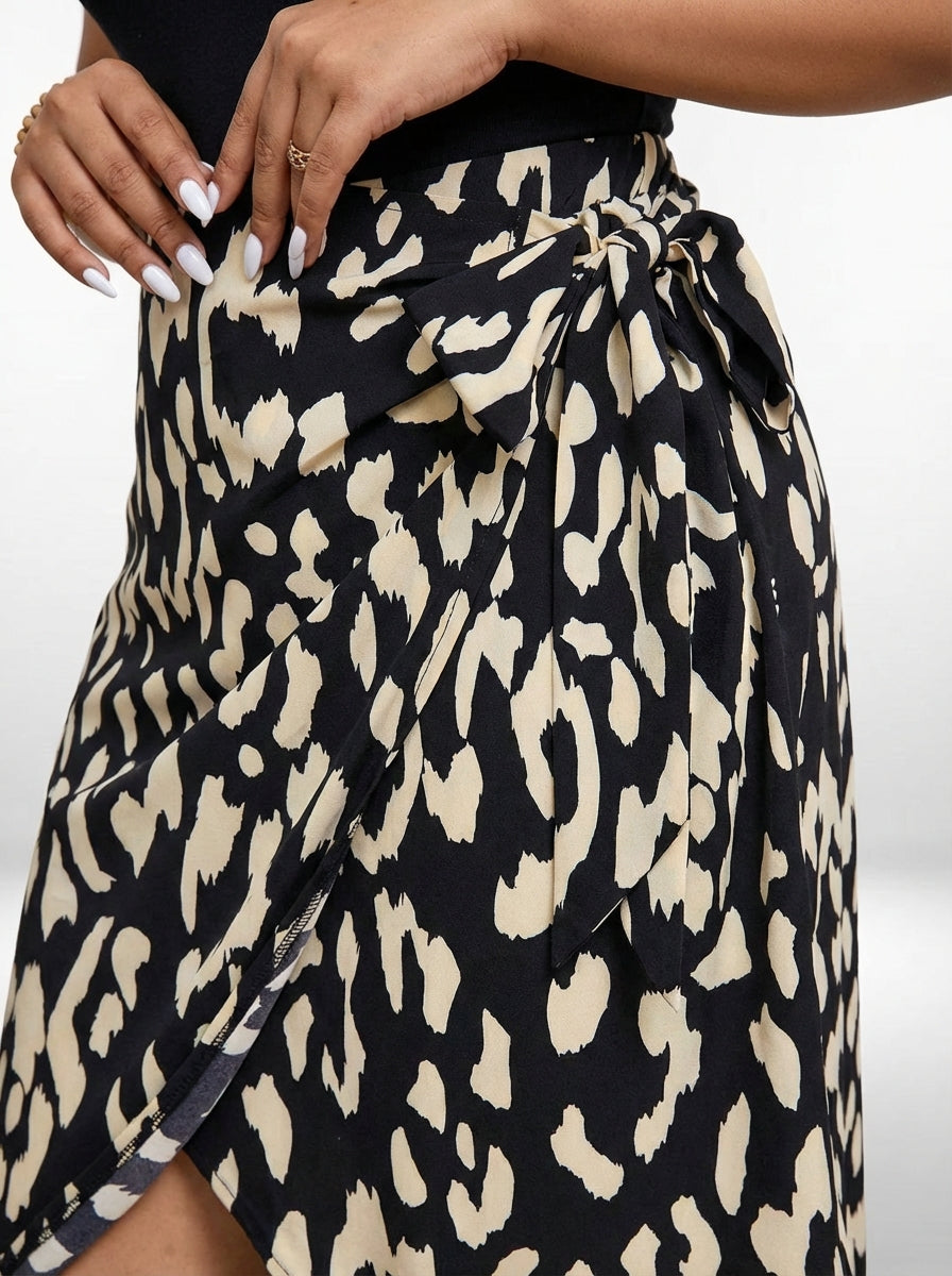 Saia plus size Ounce com modelagem confortável, comprimento no joelho e detalhe de amarração frontal