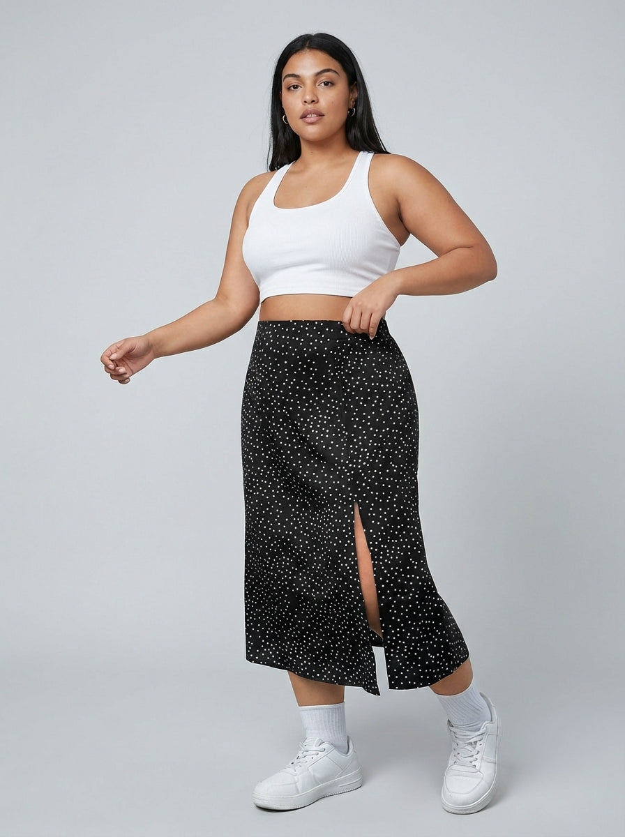Saia Polianna plus size com estampa de bolinhas, fenda lateral e comprimento médio