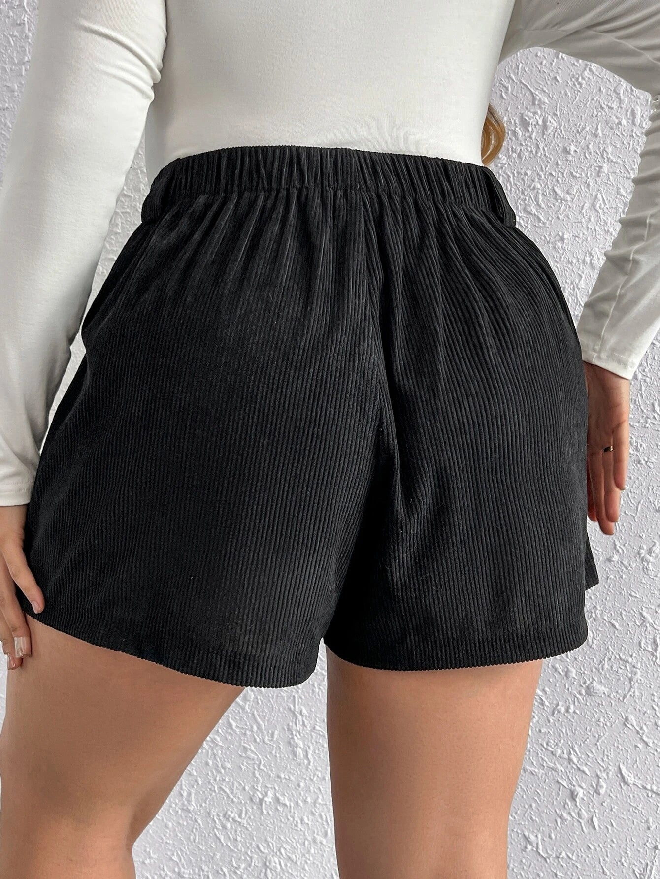 Short tamanho grande preto com bolsos, perfeito para passear, trabalhar, usar no dia a dia.