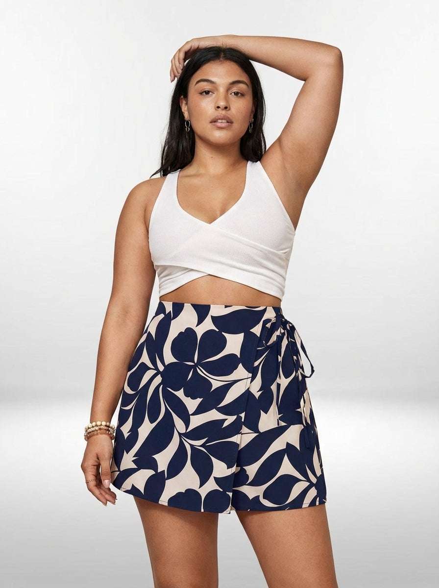 Short feminino moderno Cardacy plus size azul marinho com estampa tropical, detalhe cruzado com nó e caimento regular
