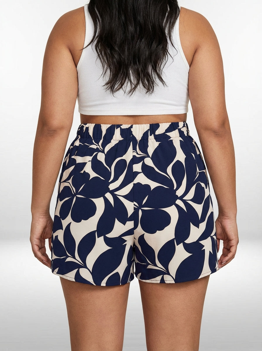 Short plus size azul marinho com estampa de plantas, cintura natural e comprimento curto