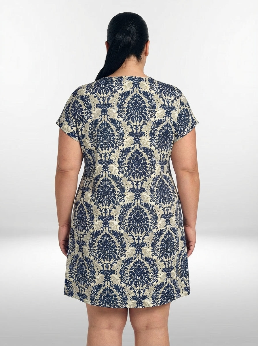 Vestido plus size azul estilo boho com manga curta, caimento regular e comprimento médio