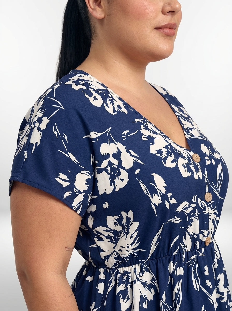 Vestido Flor plus size com modelagem solta, estampa floral azul marinho e caimento leve
