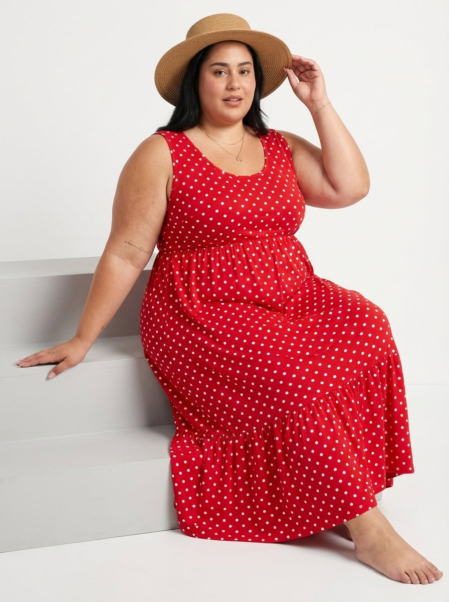 Vestido plus size vermelho com acabamento esvoaçante, cintura alta e visual delicado