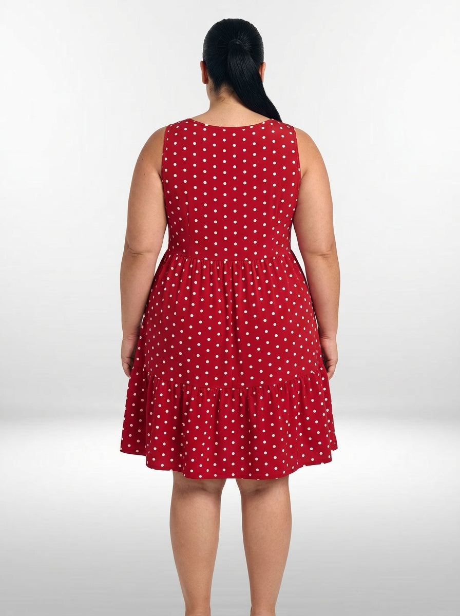 Vestido plus size vermelho com decote redondo, modelagem bata e comprimento na altura dos joelhos