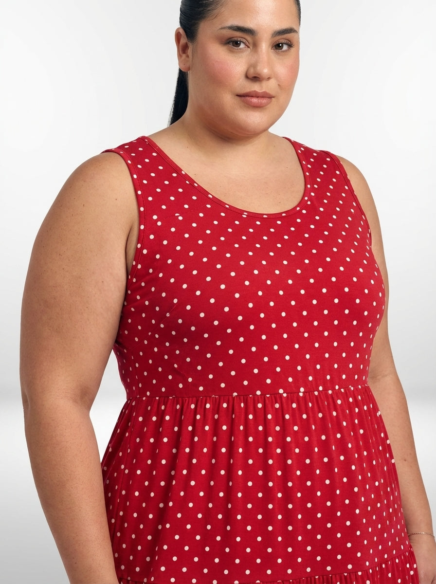 Vestido Monica plus size vermelho com estampa de bolinhas, cintura alta e bainha esvoaçante