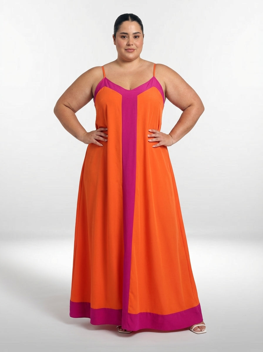 Vestido plus size Freda com alças finas, comprimento longo e caimento solto