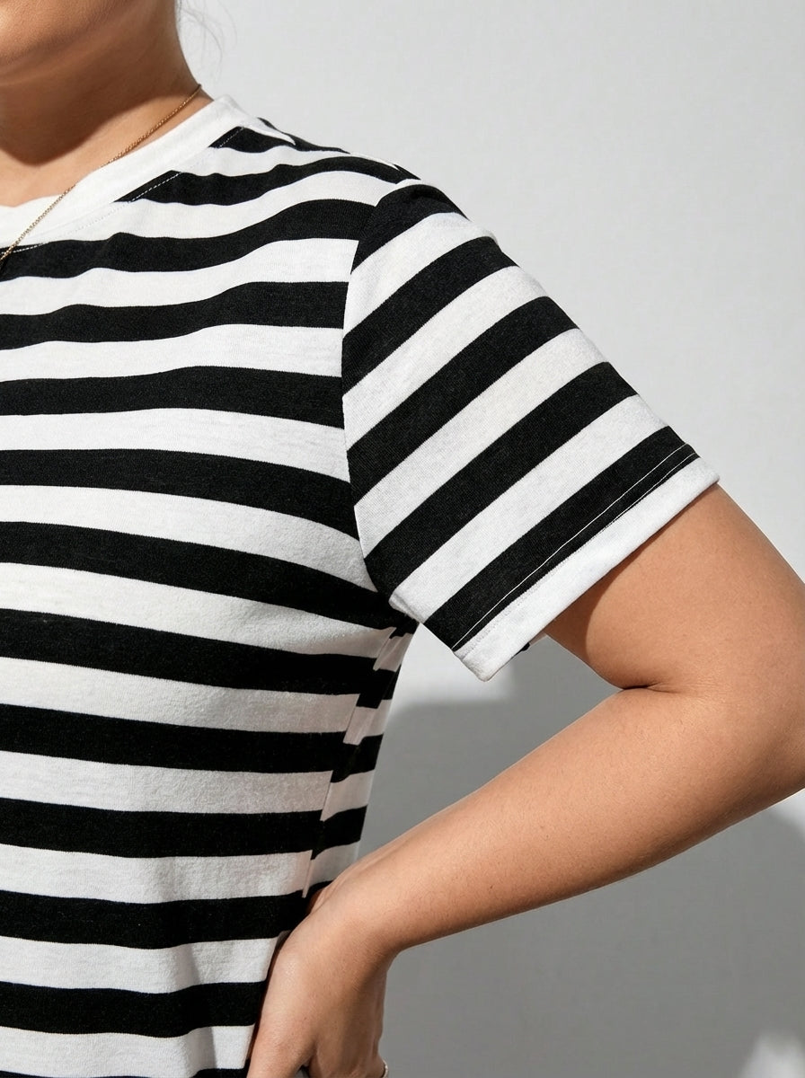 Vestido plus size Lari casual com fenda, listras preto e branco e comprimento médio