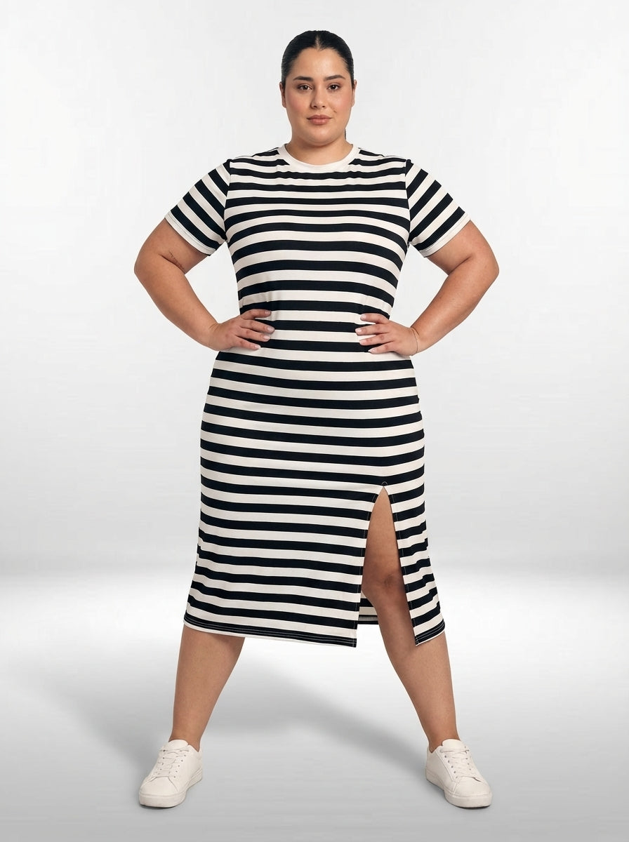 Vestido plus size tipo camiseta preto e branco com estampa listrada e elasticidade baixa