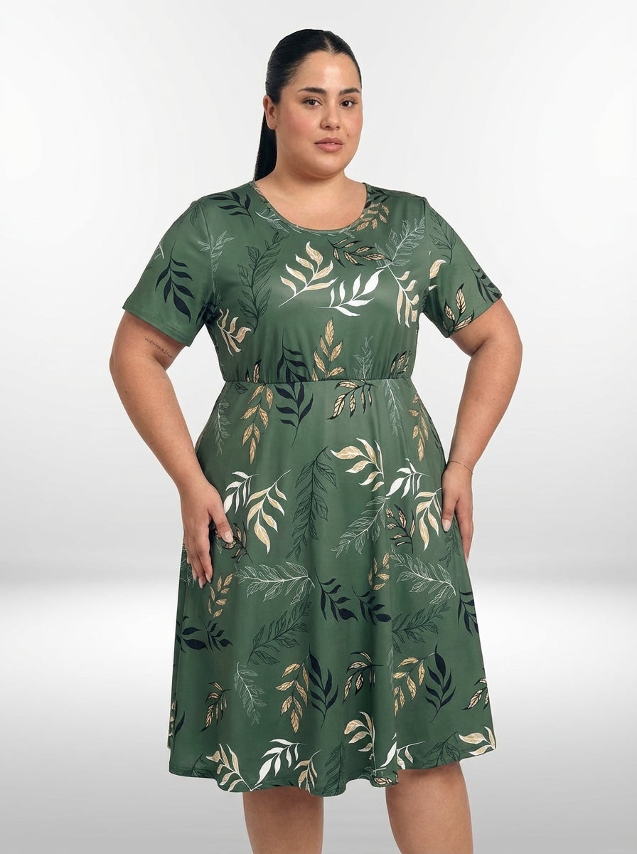 Vestido plus size Megan com estampa tropical, modelagem em A e decote U pequeno