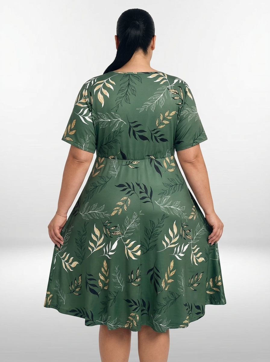 Vestido plus size com mangas curtas, comprimento midi e bainha alargada