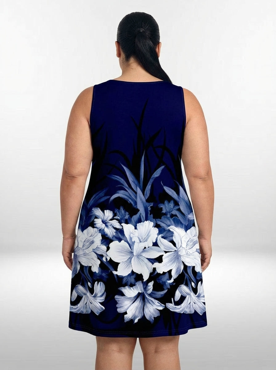 Vestido plus size azul marinho com estampa floral total, caimento regular e bainha reta