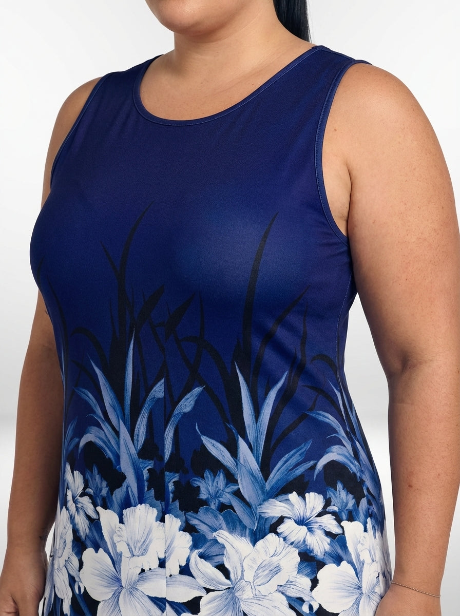 Vestido plus size azul marinho estampado com flores, elasticidade média e caimento regular