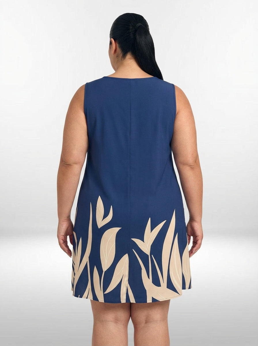 Vestido plus size azul marinho estampado com plantas, caimento solto, comprimento médio e mangas flare