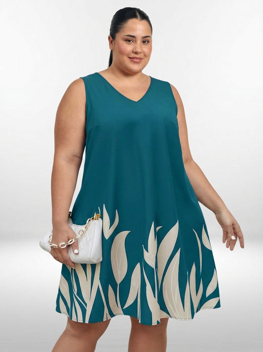 Vestido plus size flare azul petróleo com estampa de plantas, decote V pequeno e modelagem solta