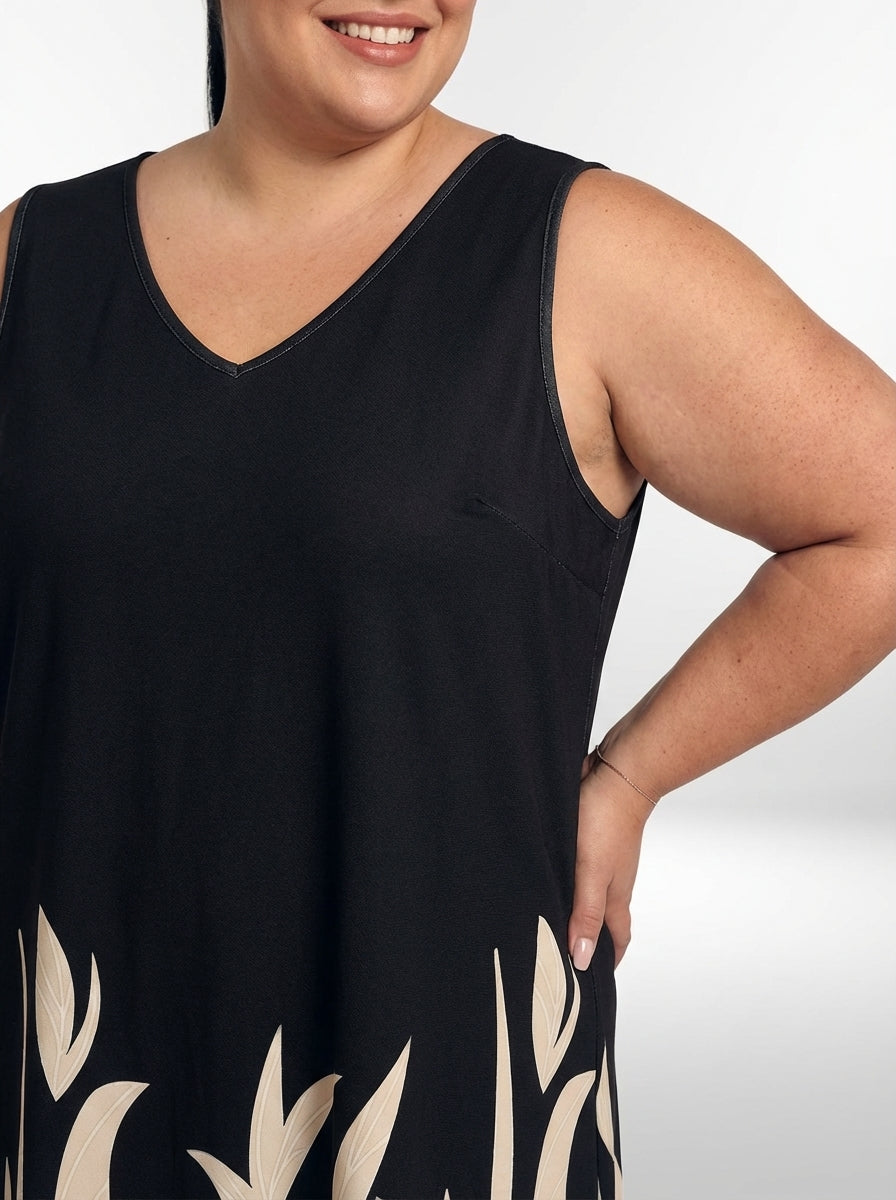 Vestido plus size flare preto com estampa de plantas, caimento solto e decote V pequeno