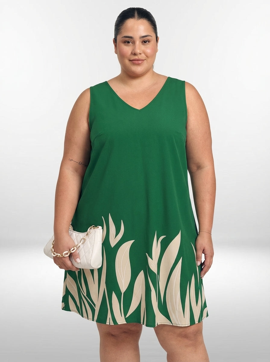 Vestido plus size flare verde com estampa de plantas, decote V pequeno e caimento solto