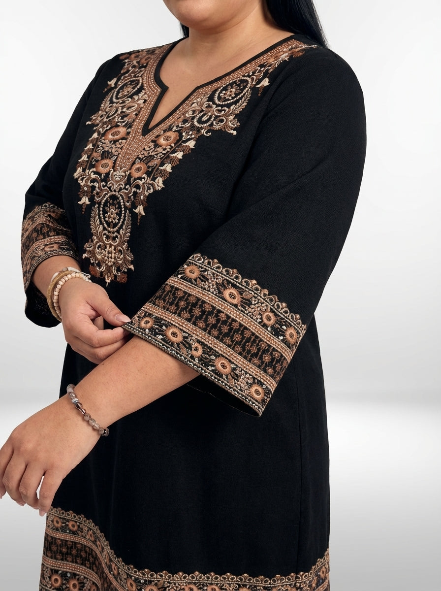 Vestido plus size preto estampado com flores e elementos tribais, comprimento médio e caimento solto