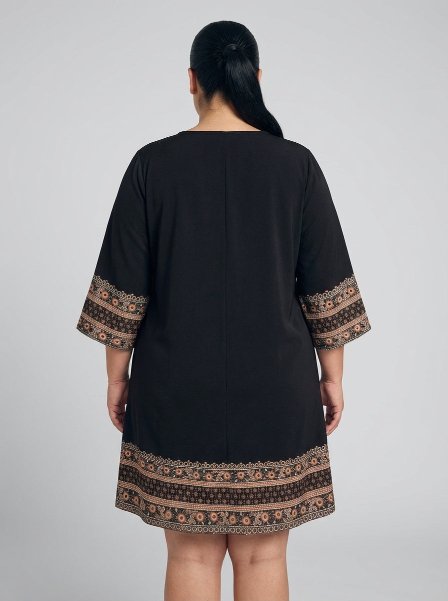 Vestido plus size preto com estampa de plantas, floral e tribal, caimento solto e comprimento médio