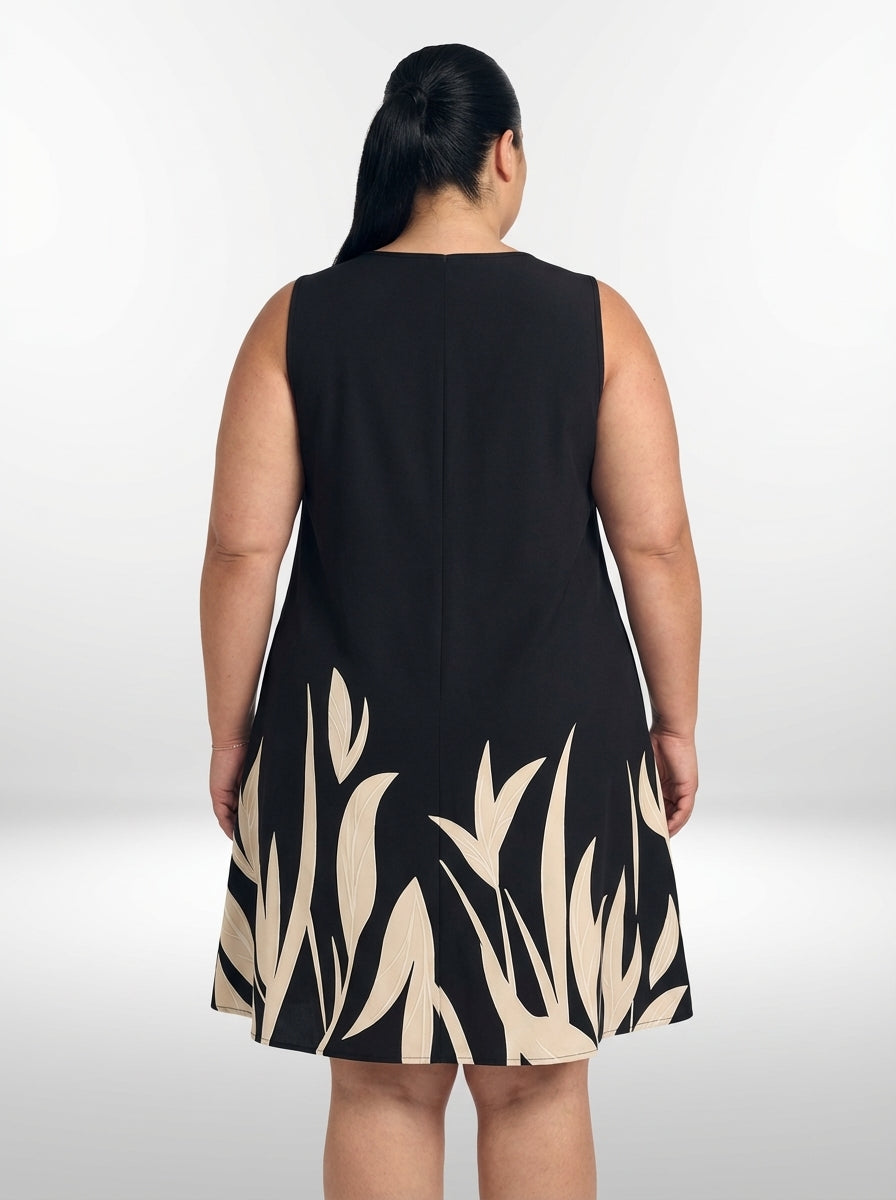 Vestido plus size preto estampado com plantas, mangas flare e comprimento médio