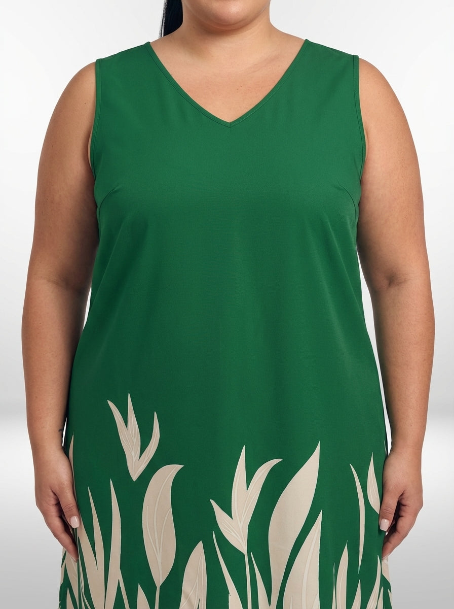 Vestido plus size verde estampado com plantas, mangas flare e modelagem confortável