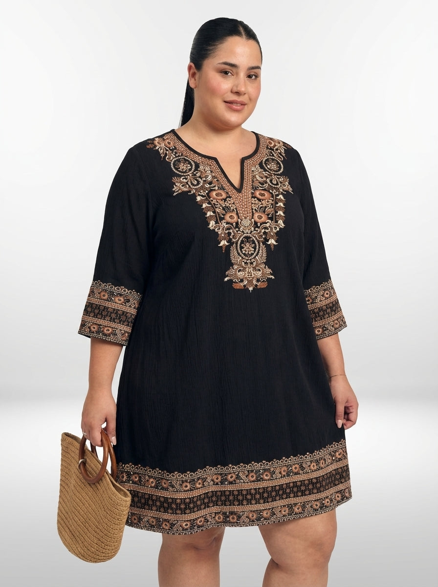 Vestido plus size vintage com estampa floral, tribal e de plantas, mangas três quartos e baixa elasticidade