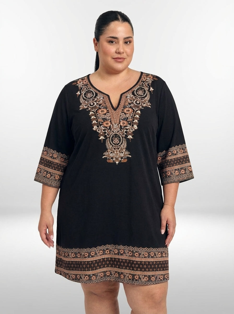 Vestido plus size vintage preto com estampa floral e tribal, decote V entalhado e mangas três quartos