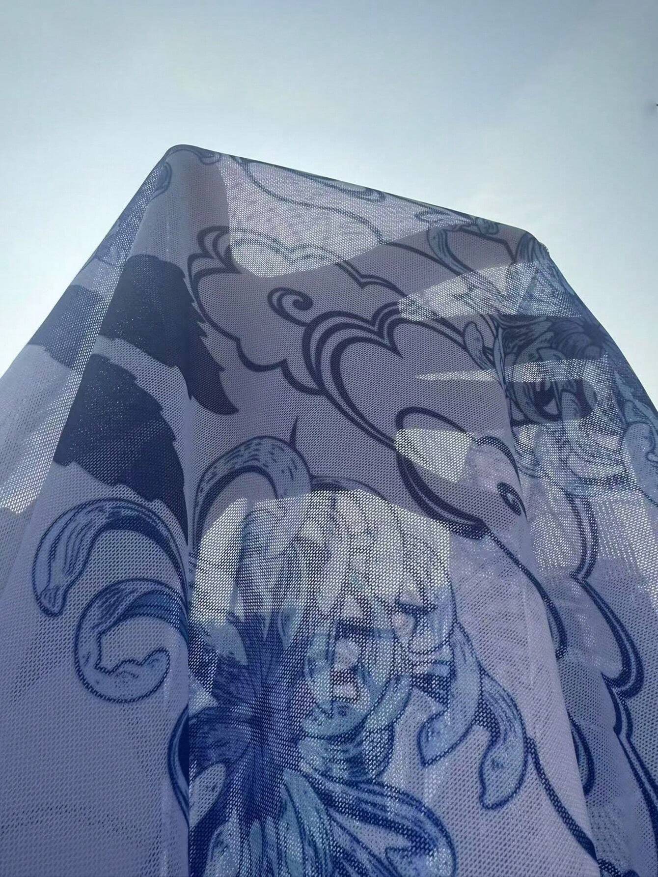 Vestido Saída de Praia Plus Size com tecido elástico, modelagem longa e estampa tribal. Leve, confortável e estilosa para dias de sol. Aproveite frete grátis!