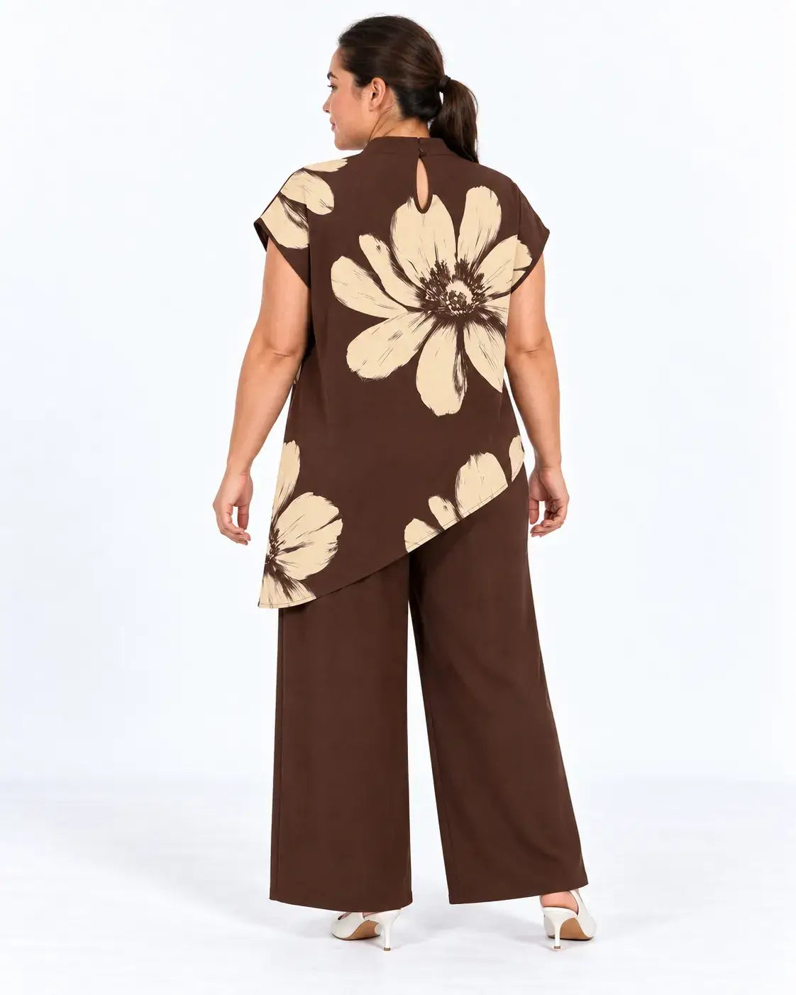 Vista de costas da blusa plus size castanha com flores bege, abertura em gota junto à gola e barra assimétrica.