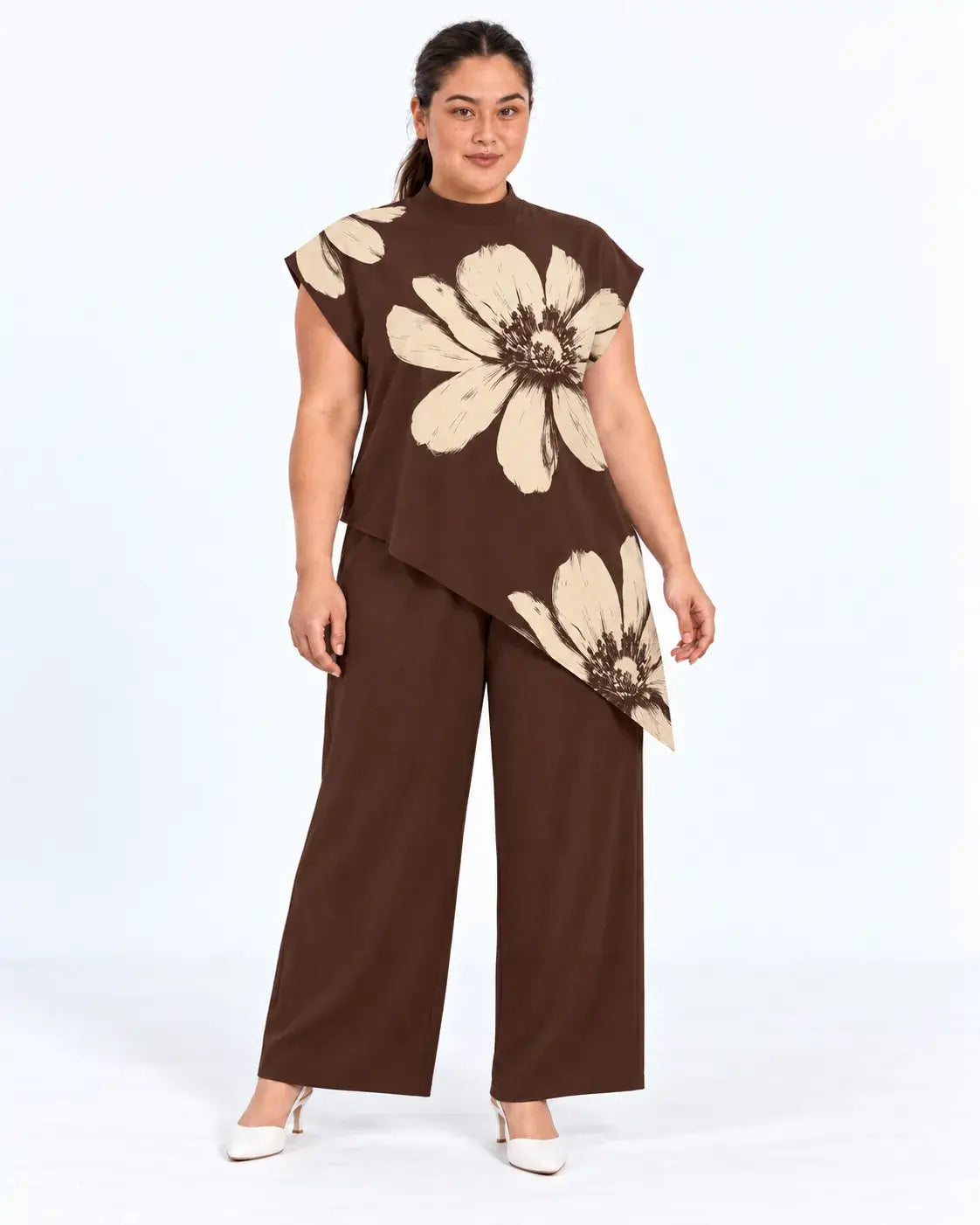 Blusa plus size castanha com estampa floral bege, gola alta e barra assimétrica, vista de frente na modelo.