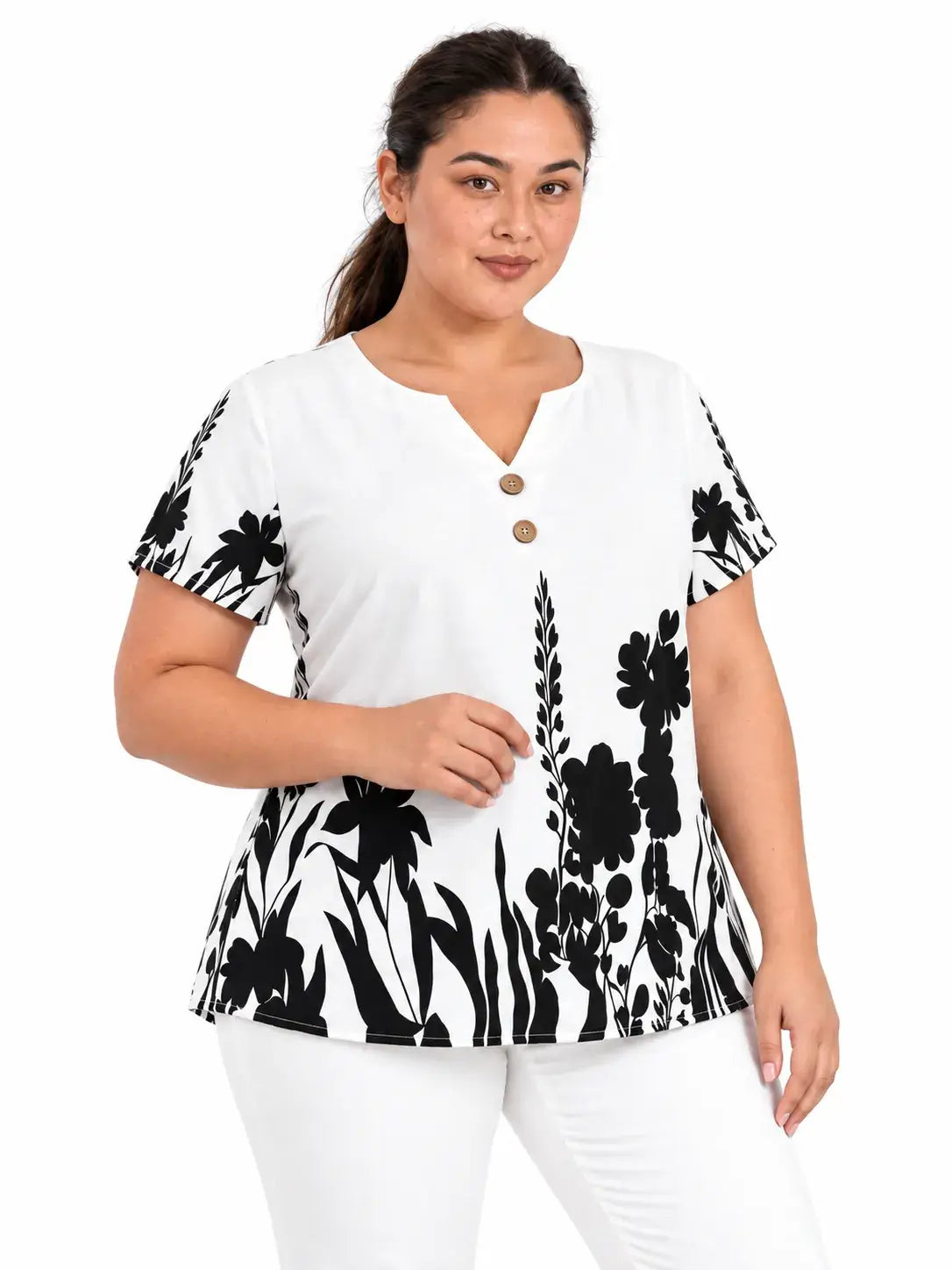 Detalhe frontal da blusa plus size branca com flores pretas, decote entalhado com dois botões e mangas curtas.