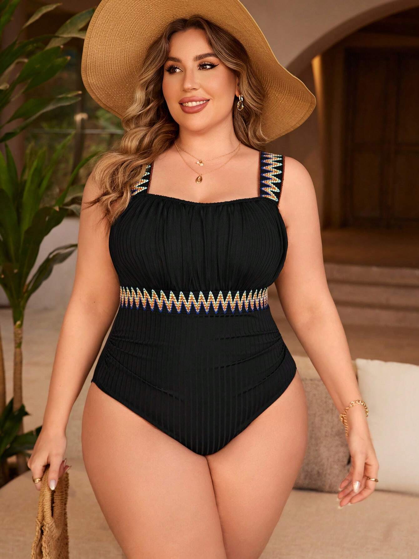 Maiô Plus Size Feminino com estampa em V, cintura alta, forro interno e tecido com alta elasticidade. Conforto e estilo na praia. Frete Grátis Somente Hoje.