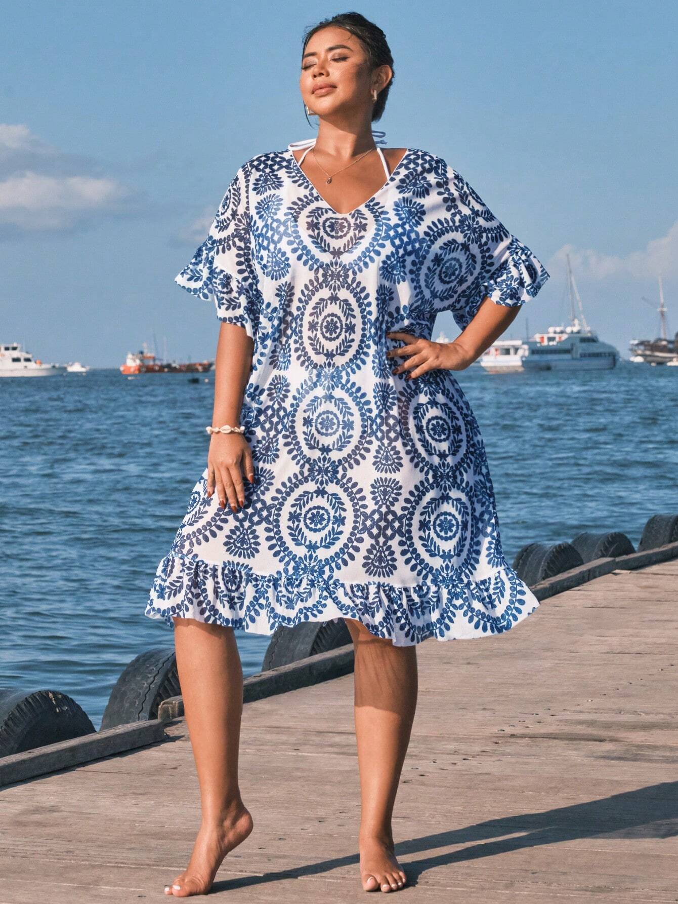 Saída de Praia Bellavita com estampa tribal, modelagem slim e decote V. Sofisticação e conforto para valorizar suas curvas com elegância.