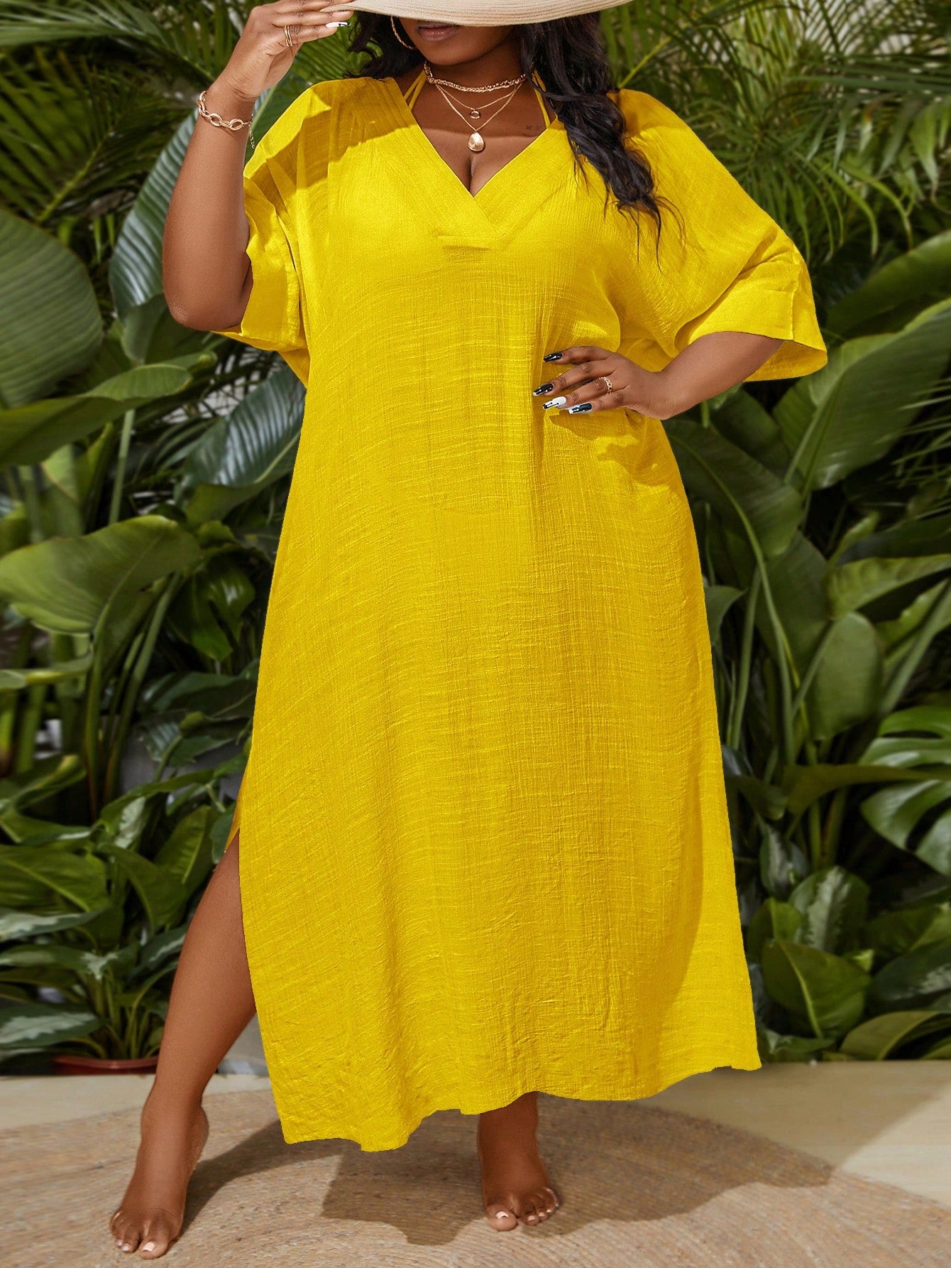 Saída de Praia Plus Size longa, na cor amarelo, com decote V, mangas 3/4 e tecido leve. Sofisticação, conforto e frescor para dias ensolarados. Aproveite Frete grátis!
